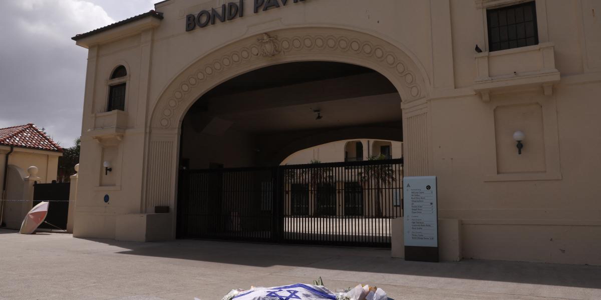 Virágokat és izraeli zászlót helyeztek el a Bondi Beachen történt lövöldözés áldozatainak emlékére a Bondi Pavilon előtt, Sydneyben, december 15-én.