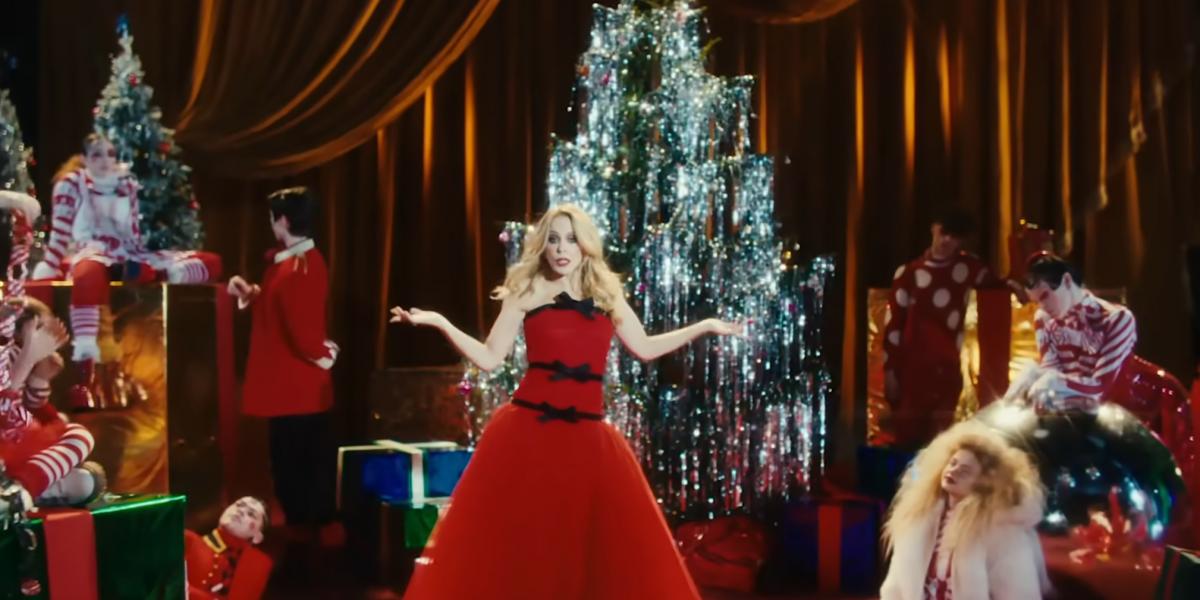 Kylie Minogue Xmas című száma egyelőre az amerikai toplistákra nem tört be, de a szezon miatt akár napokon belül a leghallgatottabbak közé ugorhat
