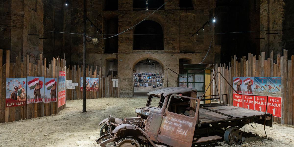 A Kiscelli Múzeum templomterét úgy rendezték be, mintha 1957-ben járnánk egy palánkkal körbevett grundon