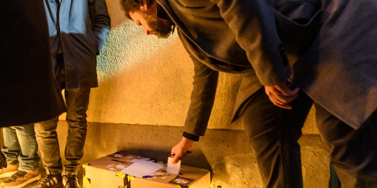 Puzsér Róbert a Polgári Ellenállás Mozgalom gyermekbántalmazás elleni demonstrációján a Szőlő utcai javítóintézet előtt december 14-én 