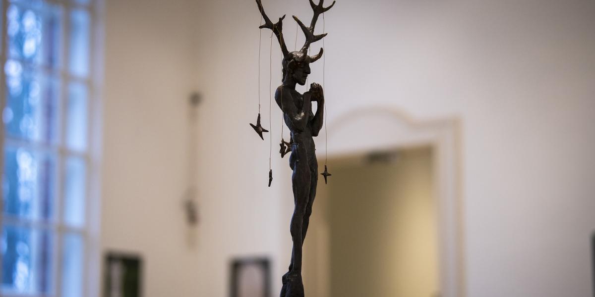 Kő Pál az ábrázolni kívánt alakokat rendhagyó módon jelenítette meg