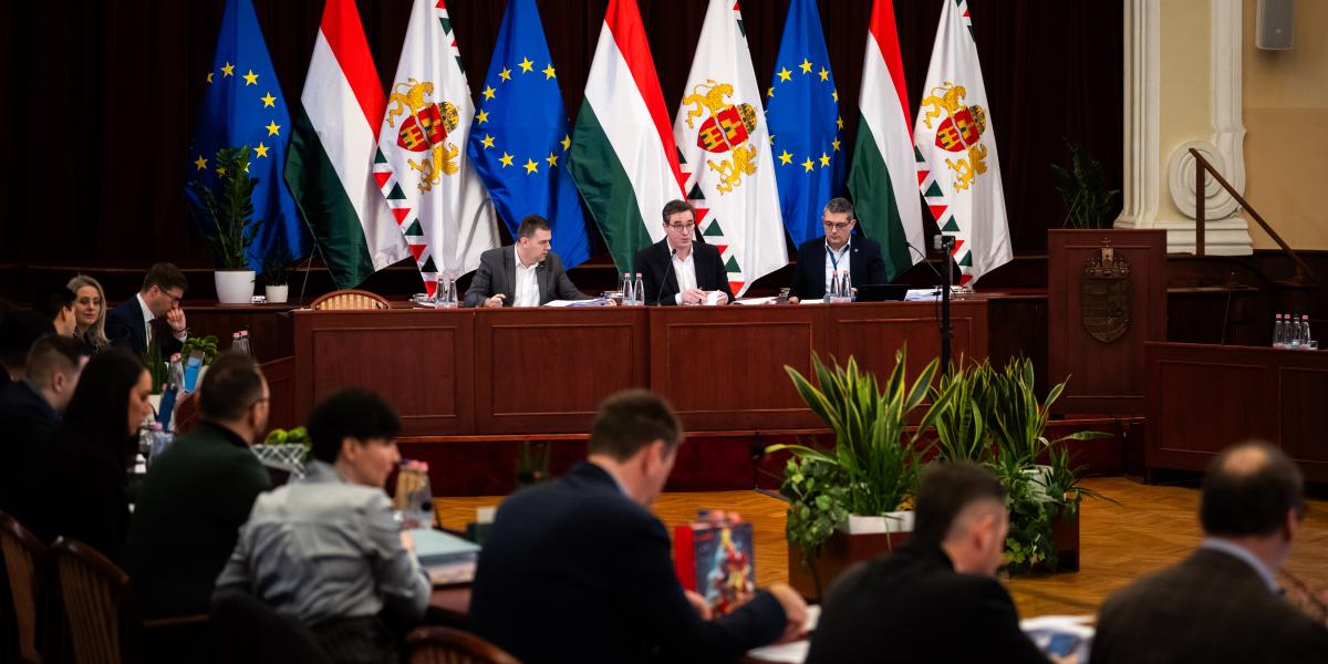 Ülésezik a közgyűlés. Sára Botond főispán a képviselők nélkül is kérheti a hitelfelvételt