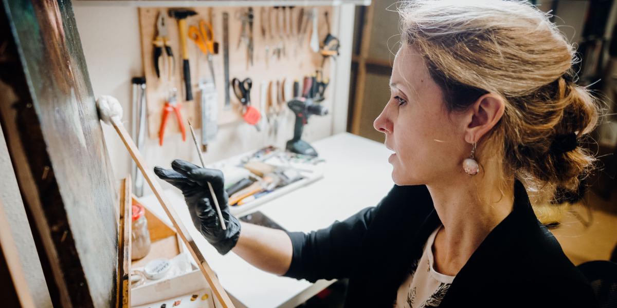 Gőgös Ágota festményres­taurátor akár több hordozóra, mint fatáblára vagy vászonra készült művet is tud korrigálni