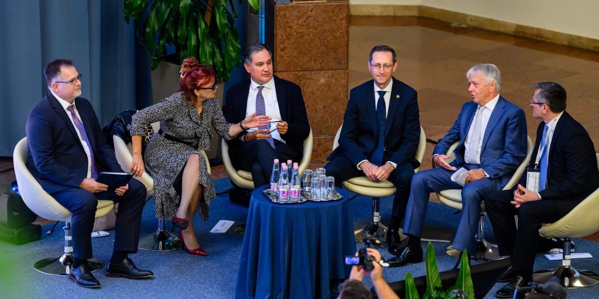 Windisch László, Hegedüs Éva, a Magyar Közgazdasági Társaság fõtitkára, Nagy Márton nemzetgazdasági miniszter, Varga Mihály, Pleschinger Gyula, az MKT elnöke és Horváth Gábor Veszprémben 2025. szeptember 4-én