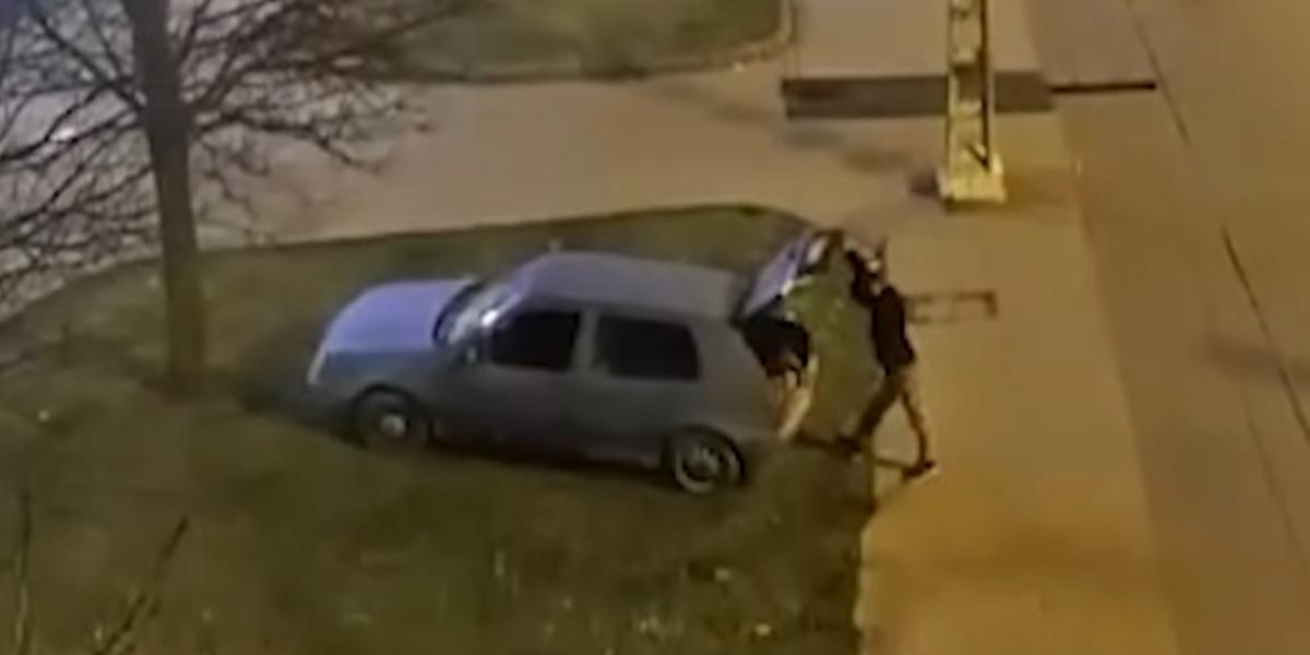 B. László a csomagtartónál matat. 