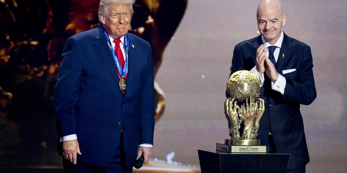 Donald Trump láthatóan nagyon örült a neki kitalált, mondvacsinált díjnak