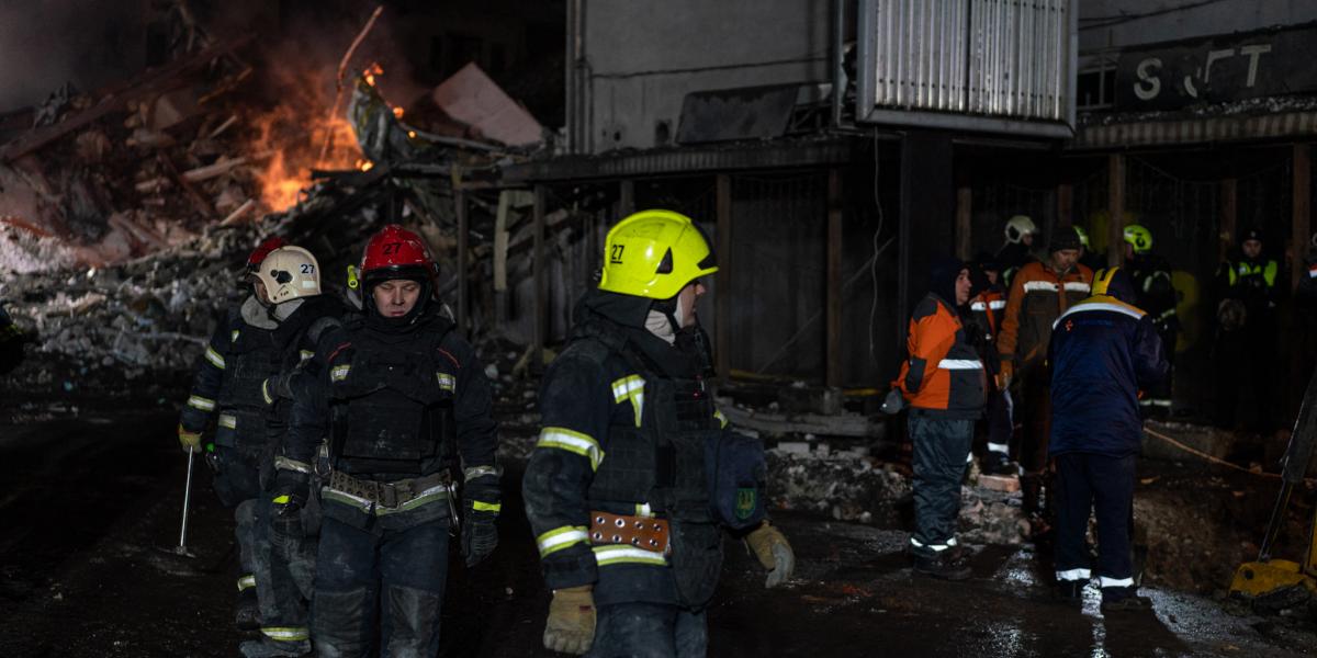 Tűzoltók és kutató-mentő csapatok dolgoznak a harkivi orosz rakétacsapás helyszínén, amely egy lakóépületet ért az ukrán városban 2026. január 2-án.