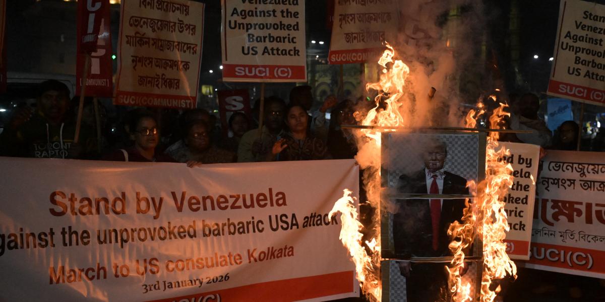 Venezuela melletti szimpátiatüntetés égő Trump-portréval 2026. január 3-án Indiában, Kolkatában