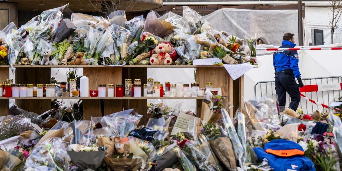 Virágcsokrok és mécsesek a tragédia helyszínénél