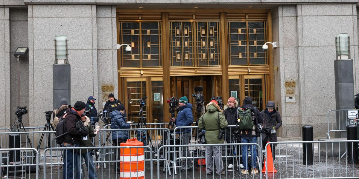 Tüntetők és újságírók várják Maduro érkezését a bíróság előtt New Yorkban január 5-én 