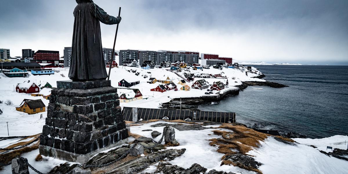 Hans Egede dán-norvég misszionárius szobra Grönland fővárosában, Nuukban.