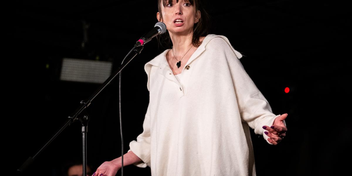 A slam irodalmi műhely versenyére bárki ingyenesen nevezhet, idén is havi rendszerességgel kerül rá sor a budapesti Gödör Klubban. Ha egy sebből vérzünk, az már közösség? - slammelte Kovács Nóra Judit, az est első helyezettje

„Ha egy sebből vérzünk, az m