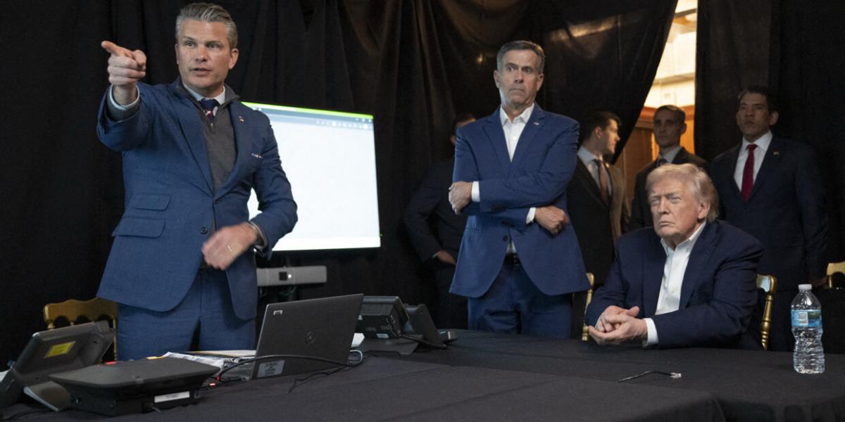 Donald Trump amerikai elnök, Pete Hegseth hadügyminiszter és John Ratcliffe CIA-igazgató tásaságában az amerikai hadsereg venezuelai műveletét figyeli 2026. január 3-án.