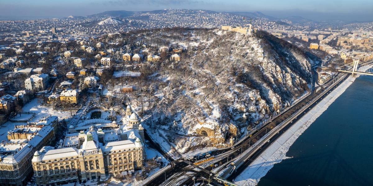 A Gellért-hegy, előtérben a Szent Gellért tér és a Gellért Szálló a behavazott Budapesten 2026. január 8-án