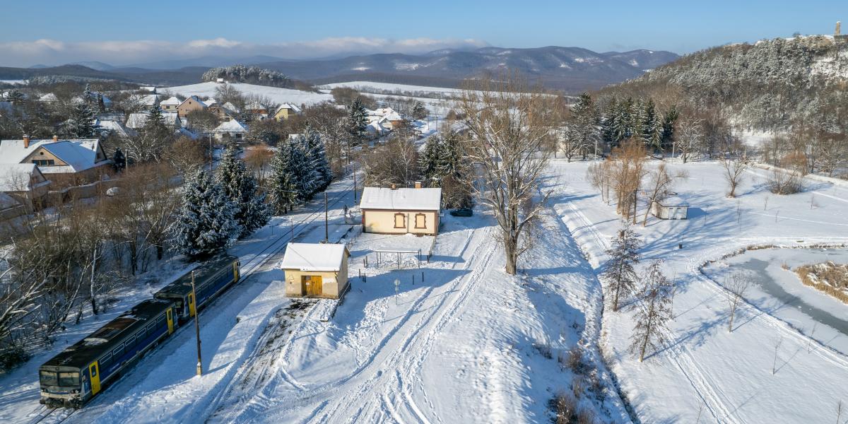 A behavazott nógrádi vasútállomás egy személyvonattal 2026. január 8-án. A kép illusztráció