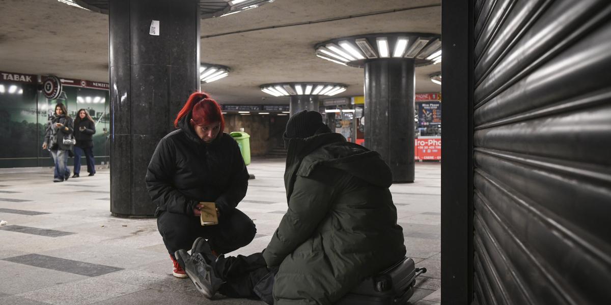 Az Astoria aluljárójánál is akadt dolguk a segítőknek