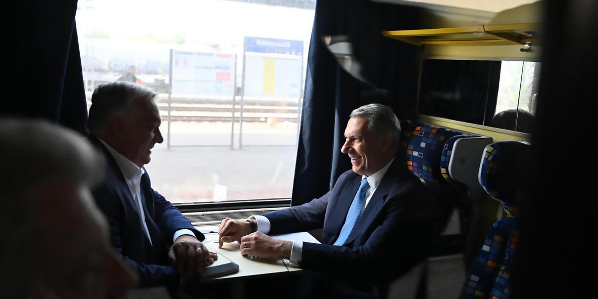 Lázár János és Orbán Viktor vonaton Lökösháza felé szeptember 23-án.