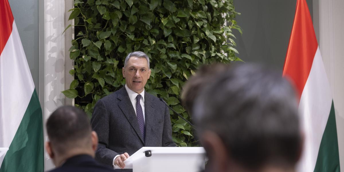 Lázár János a Közlekedésinfó sajtótájékoztatón az Építési és Közlekedési Minisztériumban 2026. január 12-én.