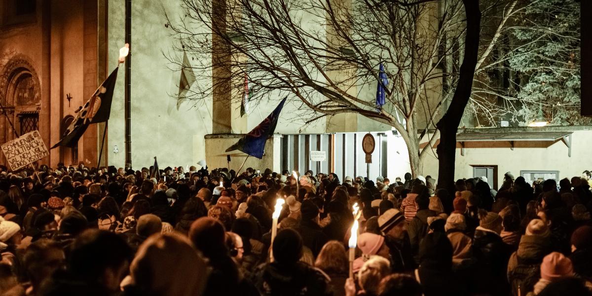 Tiltakozás december közepén a Szőlő utcai intézetnél. Sokaknál betelt a pohár