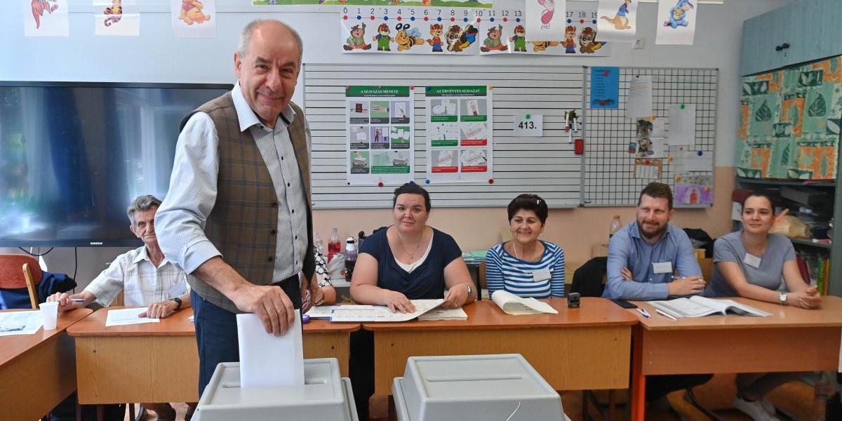 Sulyok Tamás köztársasági elnök leadja szavazatát 2024. június 9-én.