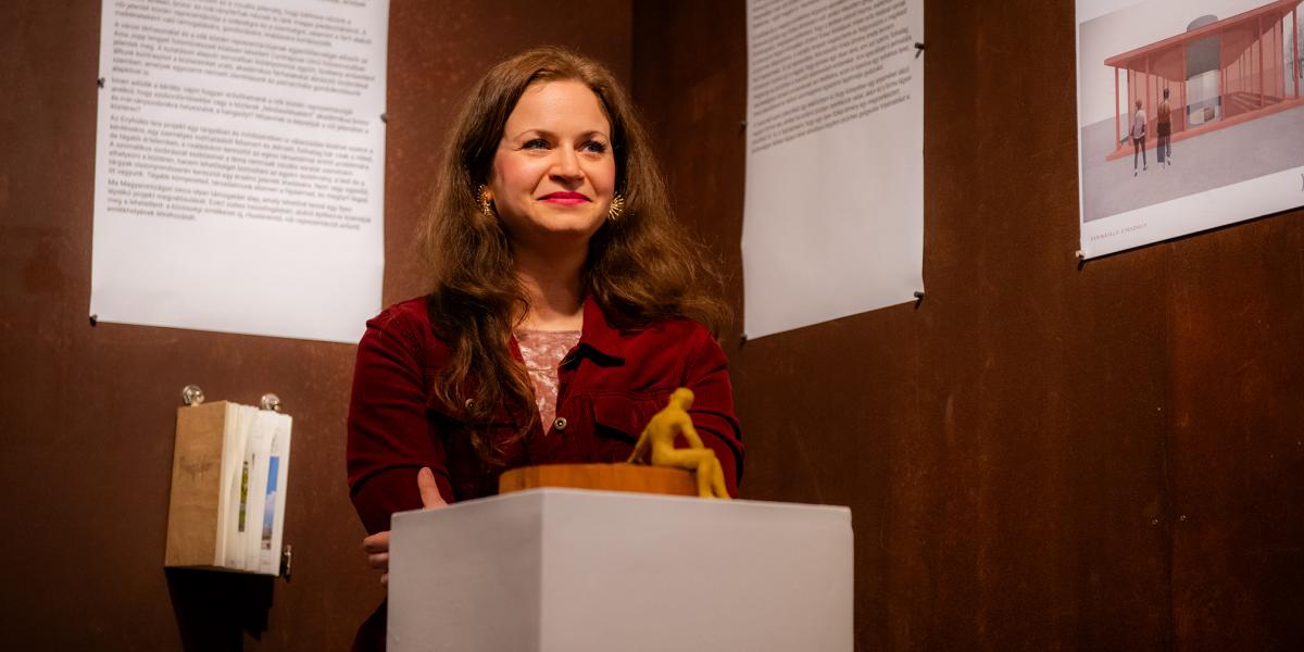 „Sosem faragtam még úgy szobrot, hogy időnként bele kellett feküdnöm" – mondja Koller Margit, aki az érzékeny tér kialakításával a gyászoló anyáknak segítene