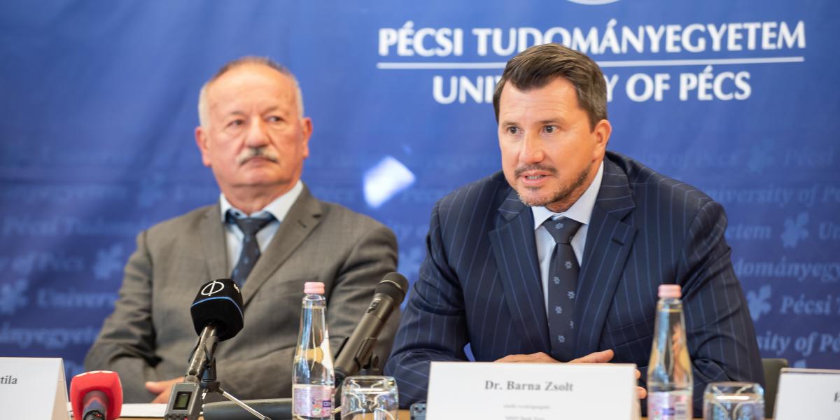Barna Zsolt (jobbra) és Miseta Attila pécsi rektor