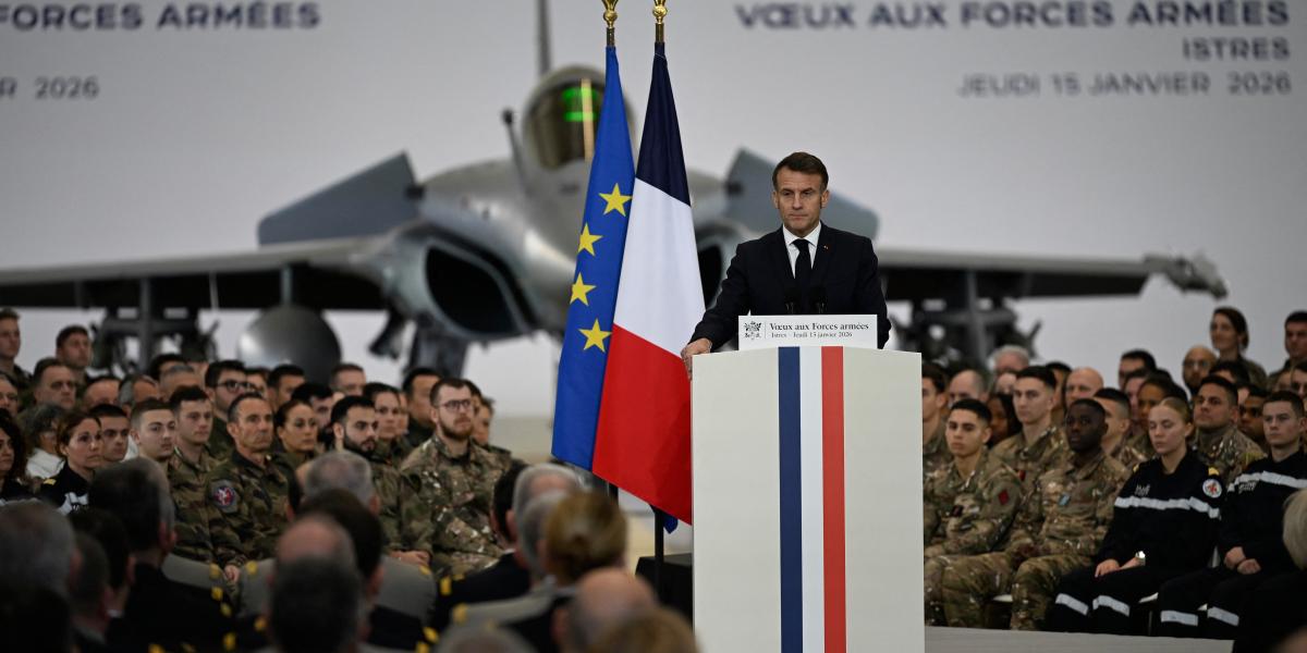 Emmanuel Macron francia elnök újévi beszédet mond az Istres katonai légibázison január 15-én 