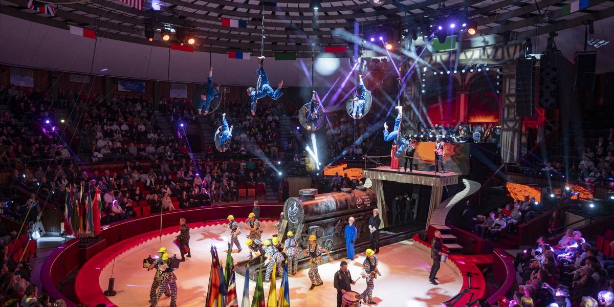 A Budapest
Nemzetközi
Cirkuszfesztivál
nyitánya – az
idei rendezvény
jelképe egy 136
éves lokomotív
volt