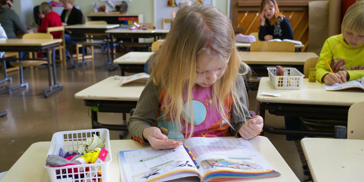 Finn kisiskolások.
Polgári
atmoszférában
igyekeznek
laza és szabad
polgárocskákat
növelni-nevelni