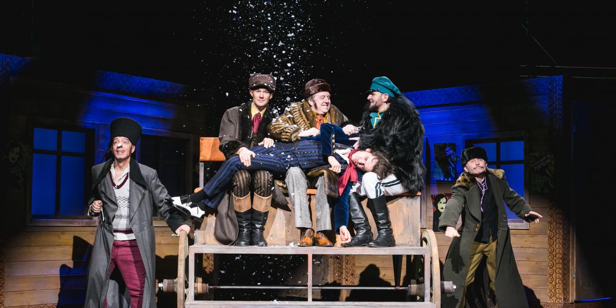 A székesfehérvári előadás, mint egy sok iróniával megtűzdelt bohózat, remekül működik. A közéleti aktualitások is célt érnek