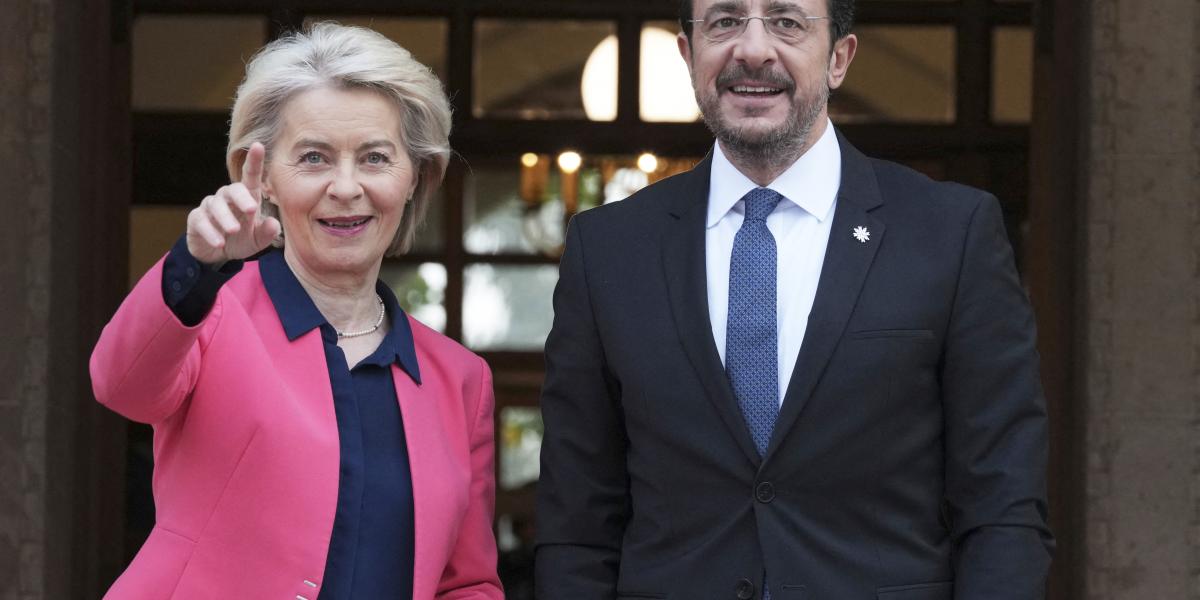 Ursula von der Leyen Níkosz Hrisztodulídisz ciprusi elnökkel közös sajtótájékoztatón jelentette be az új európai biztonsági stratégiát, ami válasz lesz az EU-val szemben ellenséges amerikai stratégiára