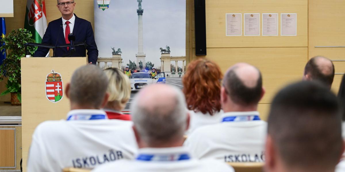 Rétvári Bence belügyi államtitkár szól az iskolaőrökhöz