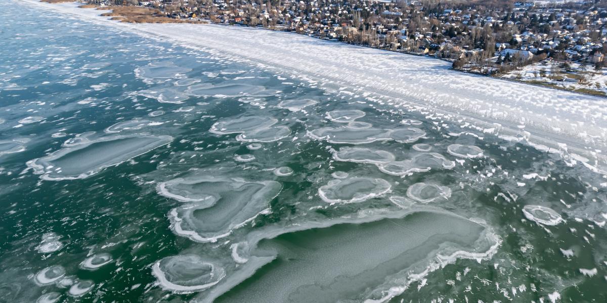 A befagyott Balaton Zamárdinál 2026. január 17-én