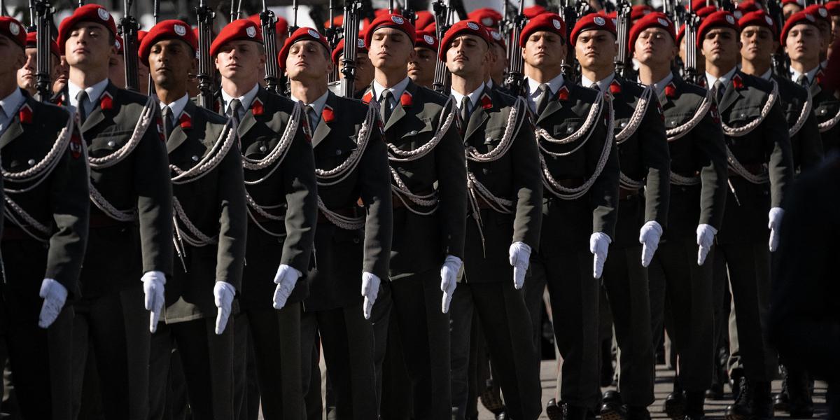 Az osztrák hadsereg a tartalékosok aktivizálásával 55 ezer fősre nőhetne, ám a szakértők szerint ennél is tovább kell menni