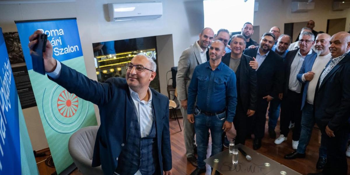 Sztojka Attila a Roma Digitális Polgári Kör tagjaival. Azóta másik kör is alakult