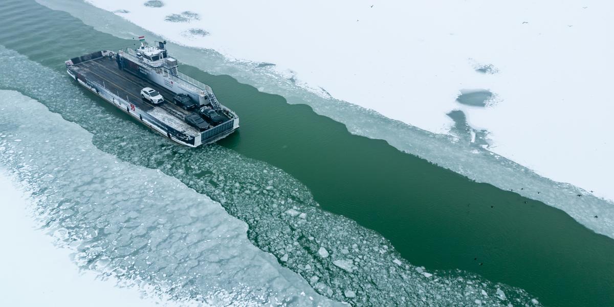 Komp közlekedik a befagyott Balatonon Szántódnál 2026. január 10-én