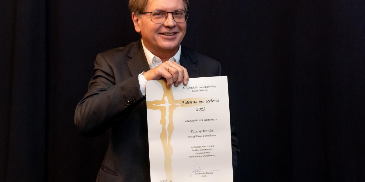 Fabiny Tamás az Egyházfórum Alapítvány által odaítélt Fidentia pro ecclesia-díjjal. (Bátorság az egyházért)
