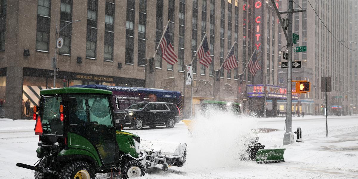 Munkások takarítják a havat a Hatodik sugárúton New Yorkban, 2026. január 25-én.