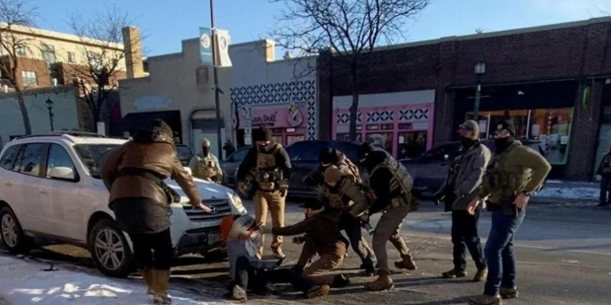 A szövetségi bevándorlási ügynökök bőrük színe, akcentusuk alapján igazoltatnak és hurcolnak meg embereket a nyílt utcán