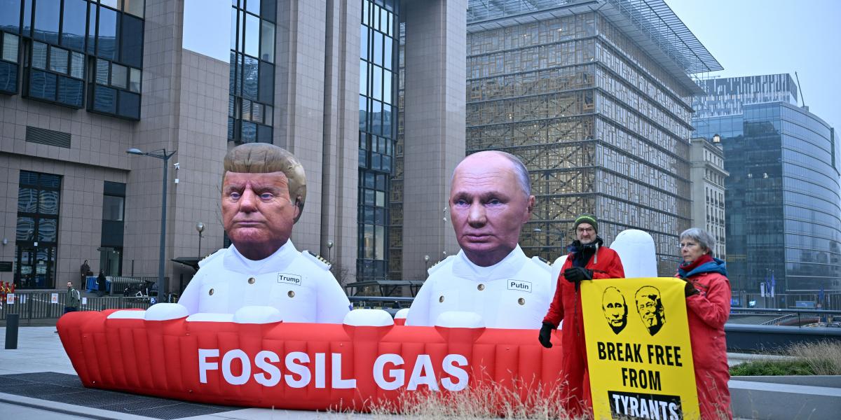 Greenpeace aktivisták tüntetnek az Európai Unió brüsszeli székháza előtt, tiltakozva Európa folyamatos függősége ellen az Egyesült Államokból és Oroszországból érkező földgázimporttól, 2026. január 26-án.
