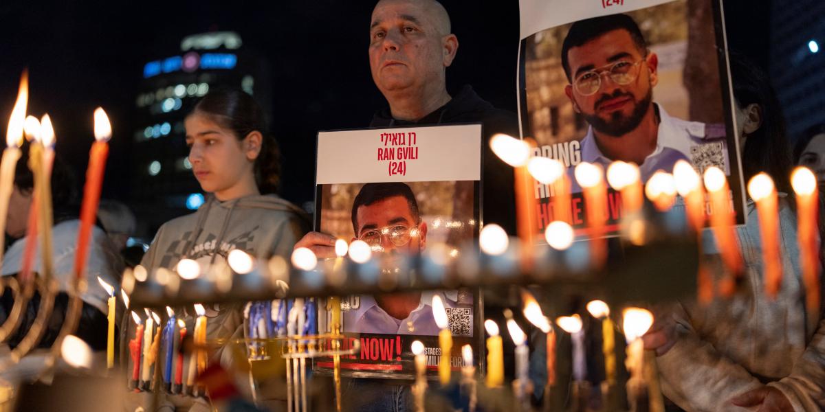 Izraeliek gyertyát gyújtottak a Túszok terén, Ran Gvili emlékére, Tel-Avivban, 2025. december 21-én.