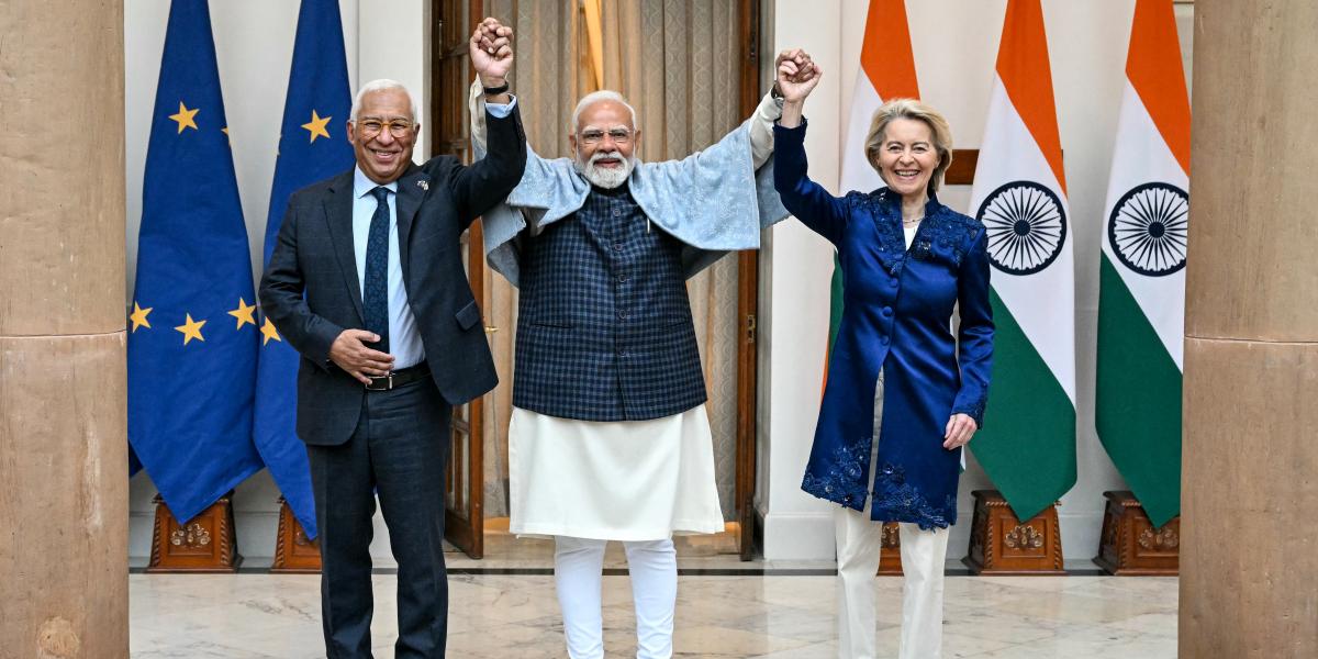 Narendra Modi indiai miniszterelnök (középen) fényképezkedik Ursula von der Leyennel, az Európai Bizottság elnökével (jobbra) és António Costával, az Európai Tanács elnökével, a Hyderabad Házban, Újdelhiben, 2026. január 27-én.