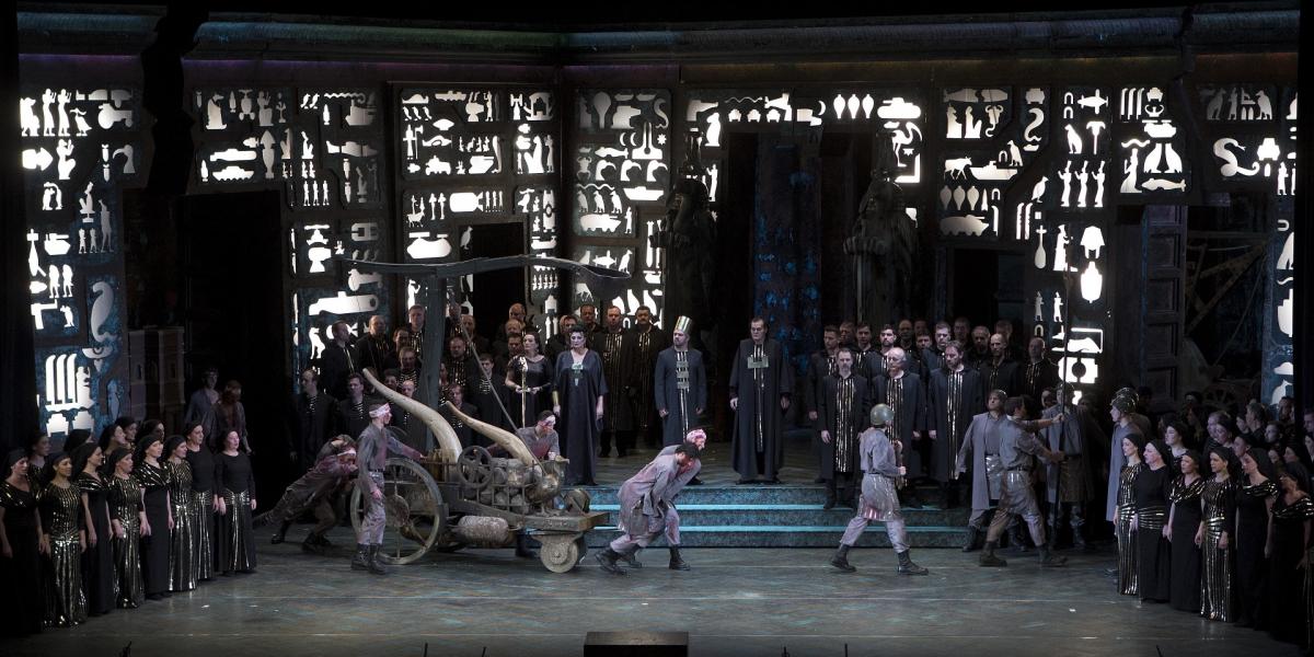 Az előadás domináns eleme a háború