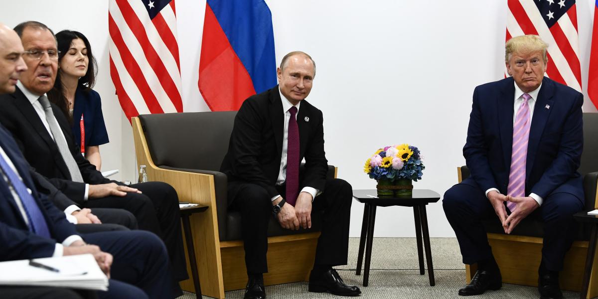 Daria Boyarskaya Putyin mellett Oszakában, 2019. június 28-án 