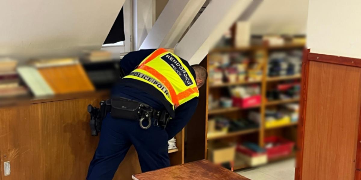 A rendőrség által közzétett kép valószínűleg az egyik iskola átvizsgálásakor készült 