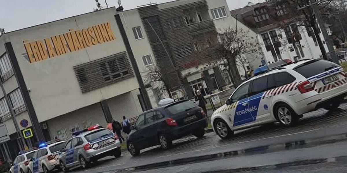 Rendőrök az érdi városháza előtt január 30-án 