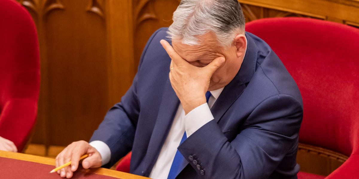 Orbán Viktor kicsit átértékelte a dolgokat, miután egy XVIII. századi fémcsatos Biblia a fejére esett 