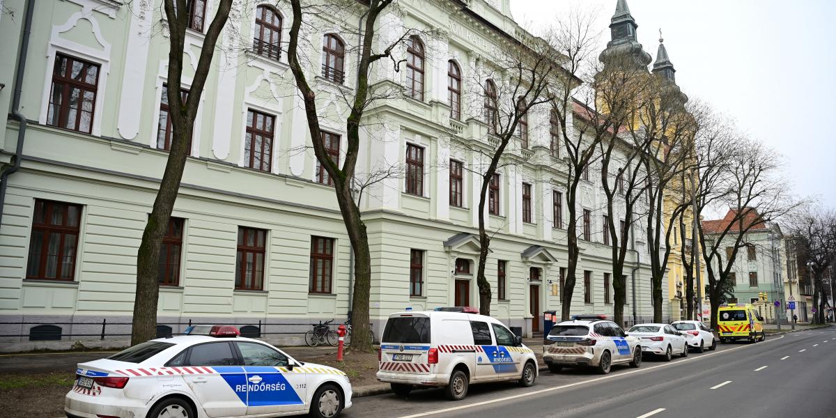 Rendőrautók a debreceni Szent József Óvoda, Általános Iskola, Gimnázium és Kollégium előtt január 30-án 