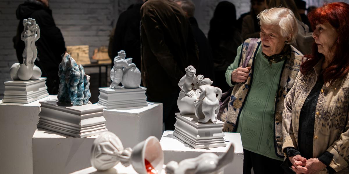  A kiállított anyag giccsein-nippjein sokrétű szarkazmust fedezhetünk fel