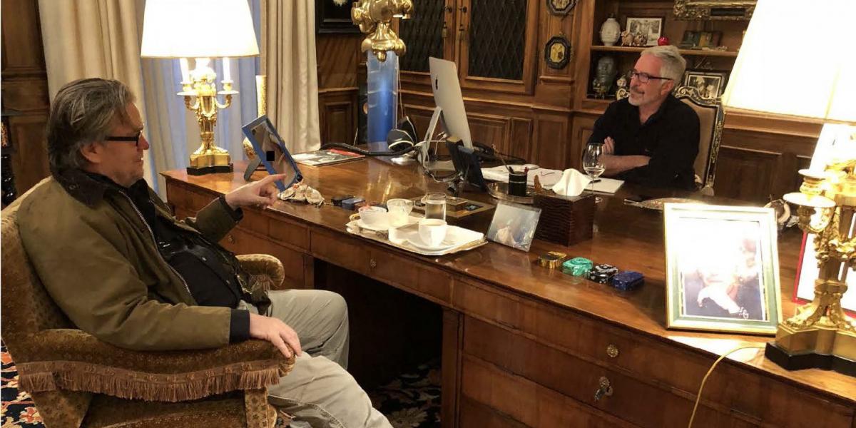 Steve Bannon és Jeffrey Epstein beszélget. A kép készítésének dátuma ismeretlen.